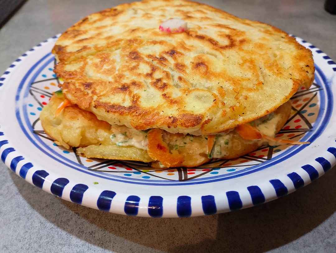 Sandwich Le M'ze composition – pain au lait de coco, légumes croquants, fêta, L'Île aux Samboussas