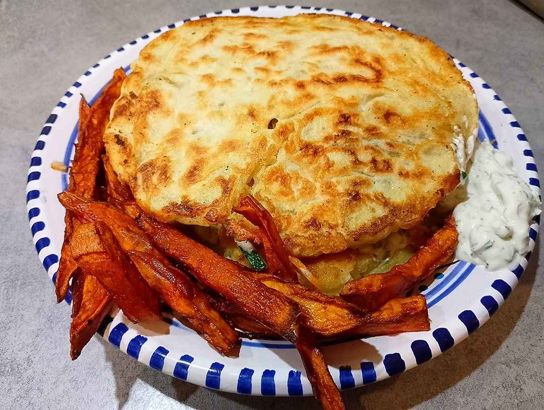 Gros plan sur le Sandwich Le M'ze – garniture kebab ou végétarienne, crudités colorées