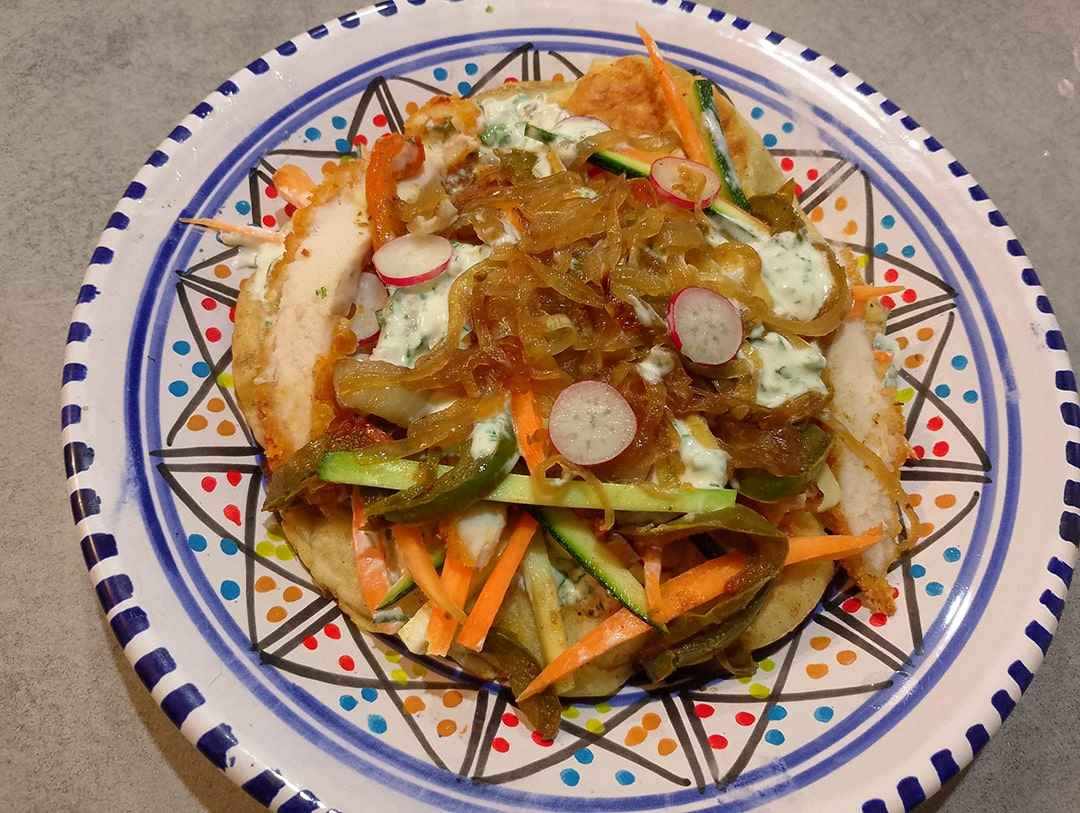 Sandwich Le M'ze vue de dessus – pain moelleux, crudités, spécialité L'Île aux Samboussas